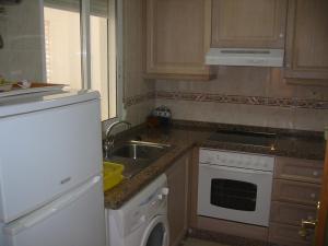 Kuchyňa alebo kuchynka v ubytovaní Apartamentos Arenales Del Sol III