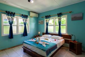 een slaapkamer met een bed met twee kinderen erop bij Kot Babi in La Digue