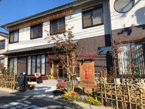 奈良市にあるゲストハウス奈良庵 B&B Nara Anの看板が目の前にある建物