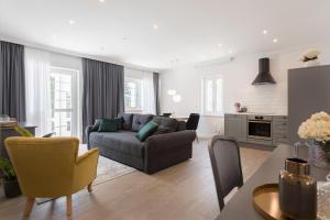 una sala de estar con un sofá y una mesa en Vila Alta, en Selce