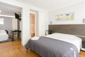パリにあるソルディエル ルーヴル ヴォンドムのベッドルーム1室(ベッド1台、デスク付)