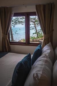 Postel nebo postele na pokoji v ubytování The C Samet Beach Resort SHA Plus