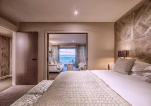 Cama ou camas em um quarto em Boulevard Hotel