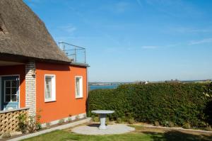 a bird bath in front of a house at Fischerhaus Gager in Gager