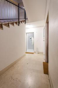 an empty hallway with white walls and a doorway at Dimora Santo Stefano: Ampia, con Giardino privato in Bologna