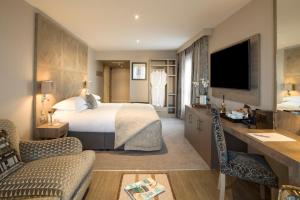 Uma TV ou centro de entretenimento em Boulevard Hotel