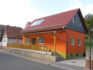 a house with a solar roof on a street at Ferienwohnungen "allerleigrün" in Langenroda