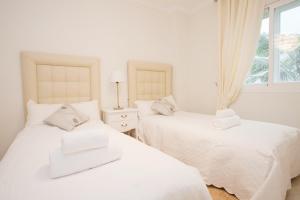 Łóżko lub łóżka w pokoju w obiekcie Terrazas de Banus