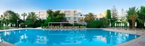 Bazén v ubytování Caravia Beach Hotel nebo v jeho okolí