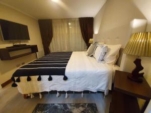 Ένα ή περισσότερα κρεβάτια σε δωμάτιο στο Mojens Suites Santiago