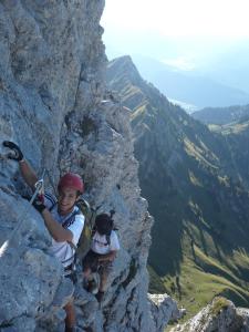 dos personas están escalando una montaña rocosa en Pension Kreuzeck - Dein Glücksplatz am Lech, en Weissenbach am Lech