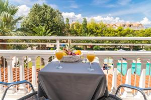 Rõdu või terrass majutusasutuses Kalidonio Studios Zante