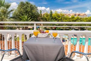 Rõdu või terrass majutusasutuses Kalidonio Studios Zante