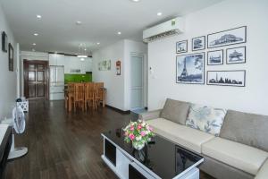 una sala de estar con un sofá y una mesa en Homestay sea view Newlife Halong., en Ha Long