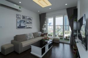 Una sala de estar con un sofá y un televisor. en Homestay sea view Newlife Halong., en Ha Long