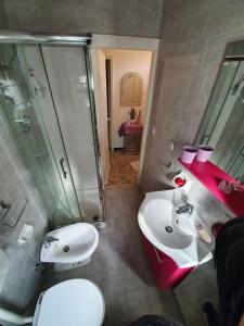 bagno con lavandino, doccia e servizi igienici di Casa singola a pochi passi dal centro storico a Ravenna
