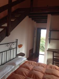 Castellana SiculaにあるAgriturismo Gelsoの窓付きの部屋にベッド付きのベッドルーム1室があります。