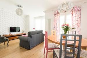 a living room with a couch and a dining room table at Visitor's Book in Madrid