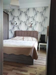Łóżko lub łóżka w pokoju w obiekcie Apartment On Tavdadebuli