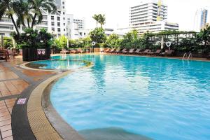 A piscina localizada em Novotel Bangkok on Siam Square ou nos arredores