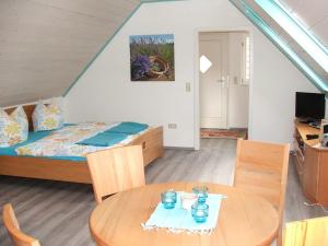 Tempat tidur dalam kamar di Ferienwohnungen "allerleigrün"