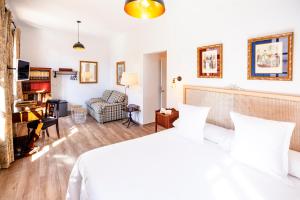Ein Bett oder Betten in einem Zimmer der Unterkunft Hotel Spa Salinas de Imón