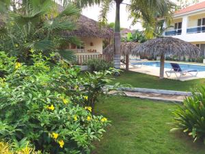 een resort met een zwembad en een tuin met bloemen bij Las Galeras Hotel in Las Galeras