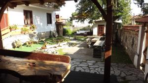 Blick auf eine Terrasse mit einem Tisch und Stühlen in der Unterkunft Villa Filip in Bachevo