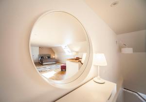 Postel nebo postele na pokoji v ubytování 2 level apartments in Old Town + 95 fotografií