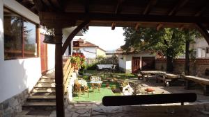 Villa Filip في Bachevo: فناء في الهواء الطلق مع طاولة وكراسي