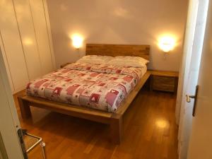 1 cama en un dormitorio con 2 luces encendidas en Palù vacanze: Cuore del centro storico, en Aosta