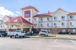 un hotel con coches estacionados en un estacionamiento en Comfort Suites en Owensboro