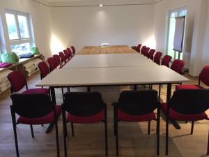 een vergaderzaal met een tafel en stoelen bij Haus AchtsamZeit in Hentern