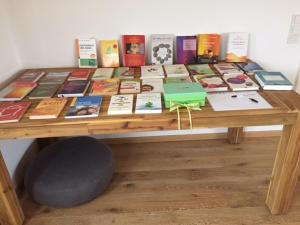 Haus AchtsamZeit في Hentern: طاولة عليها الكثير من الكتب