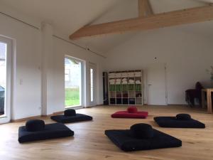 Haus AchtsamZeit في Hentern: غرفة مع مجموعة من سجادات اليوغا على الأرض