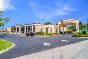 un hotel con un estacionamiento delante de él en Quality Inn Suwanee I-85, en Suwanee