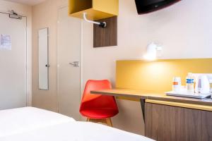Postel nebo postele na pokoji v ubytování Comfort Hotel Lille Lomme