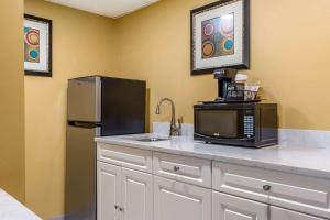 a kitchen with a microwave and a refrigerator at Quality Inn Old Saybrook - Westbrook in Old Saybrook