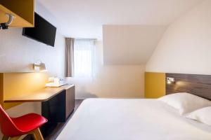Postel nebo postele na pokoji v ubytování Comfort Hotel Lille Lomme