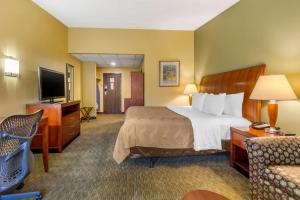 a hotel room with a bed and a television at Quality Inn Old Saybrook - Westbrook in Old Saybrook