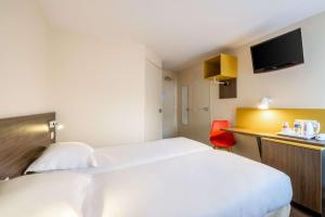 Postel nebo postele na pokoji v ubytování Comfort Hotel Lille Lomme