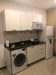Η κουζίνα ή μικρή κουζίνα στο Asuncion Gracia Suites