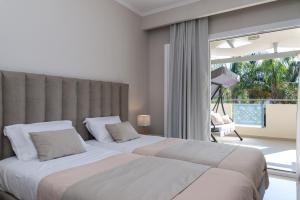 Postel nebo postele na pokoji v ubytování Mamfredas Luxury Resort + 37 fotografií