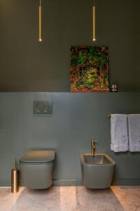 a bathroom with a toilet and a sink at Casa Giotto in Padova