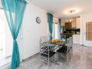 Kuchyňa alebo kuchynka v ubytovaní 3 & 4 bedrooms apartment Simona