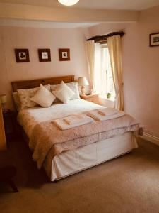 a bedroom with a large bed and a window at Aber Cottage B&B in Dolgellau