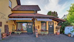 ルストにあるEPA Apartment - France styleの外に椅子とテーブルがある建物