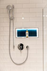 斯塔費爾湖畔穆爾瑙的住宿－格里斯布羅祖茂瑙酒店，浴室内配有淋浴和头顶淋浴