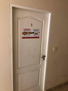 een witte deur met een bord erop bij Monoambiente COSTANERA NORTE in Colón