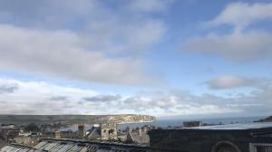 una vista del océano desde el techo de un edificio en Louisa Lodge & Purbeck House Hotel, en Swanage